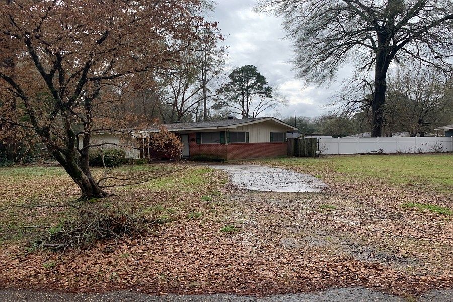 2nd image of 610 Lakeshore Dr
