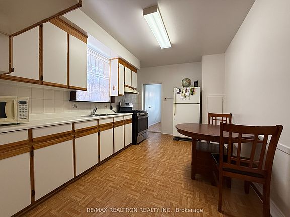 4th image of 399 Brock Ave