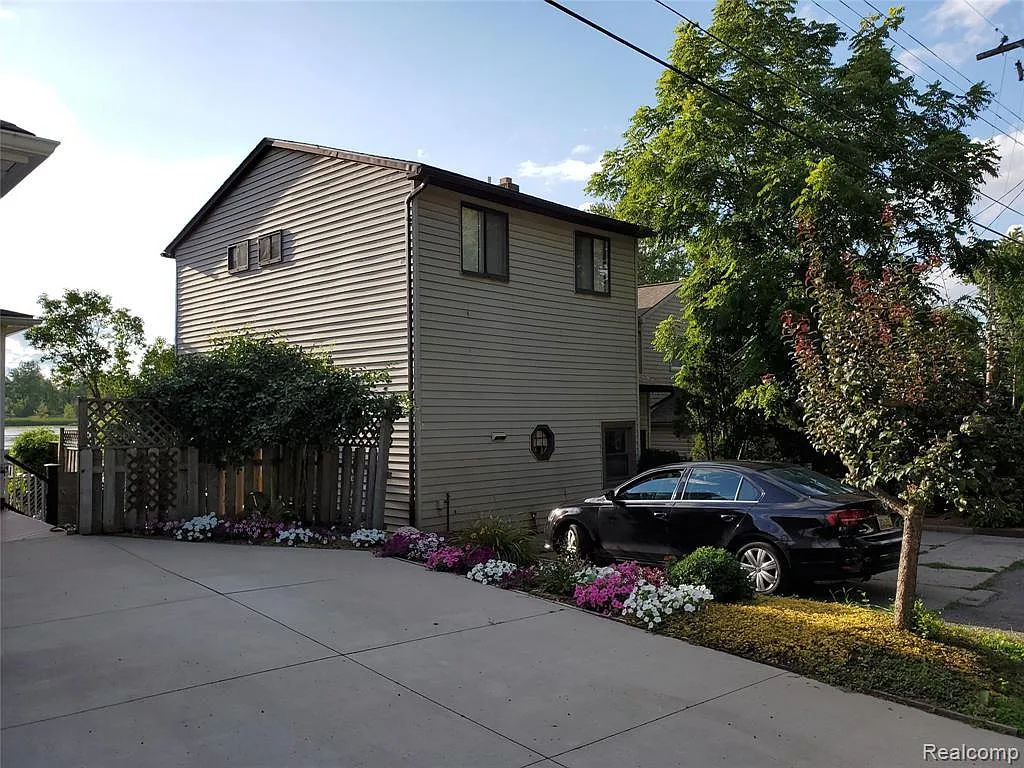 2014 Austin Dr photo 1