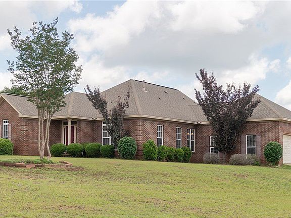 3rd image of 824 Dunvegan Dr