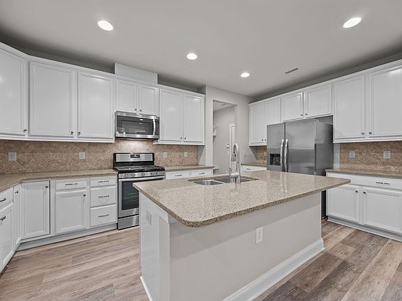 5th image of 222 Begen St