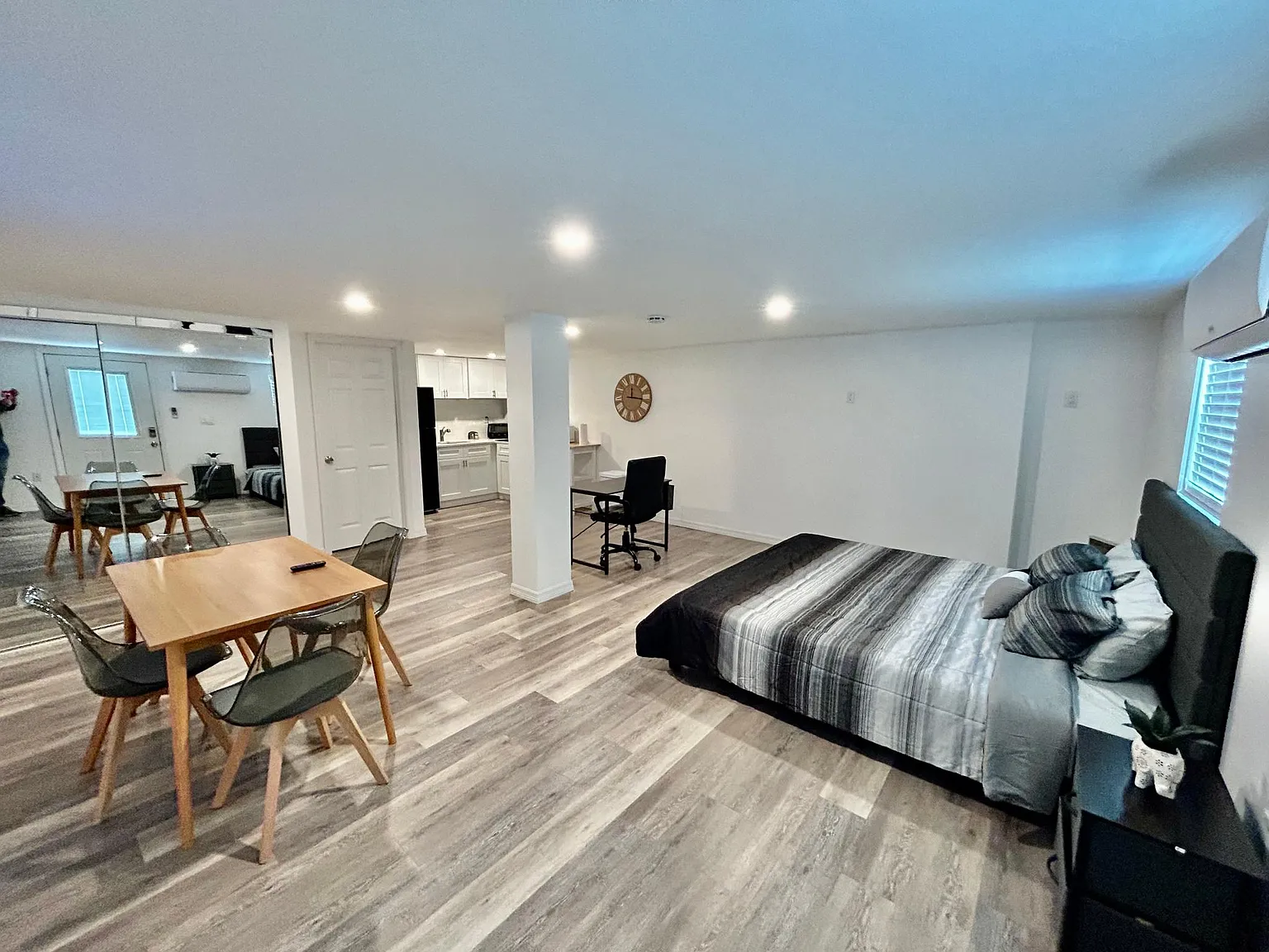 801 E Edgewood Dr — Photo 2