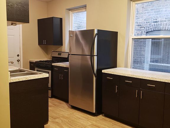 3rd image of 1331 N Artesian Ave #1F