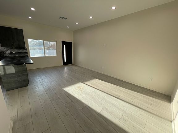 5th image of 7932 Amestoy Ave