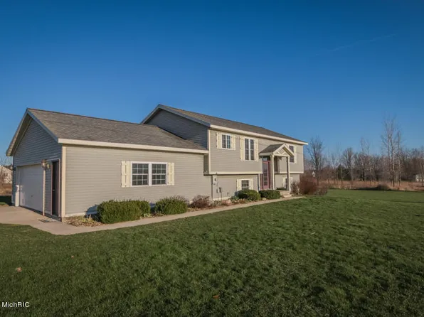 2420 Recluse Dr NE, Cedar Springs, MI 49319