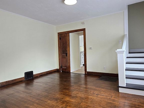 5th image of 917 E Bradbury Ave