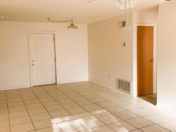 4th image of 423 Four Seasons Ave