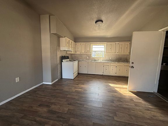 4th image of 604 E 52nd Pl N