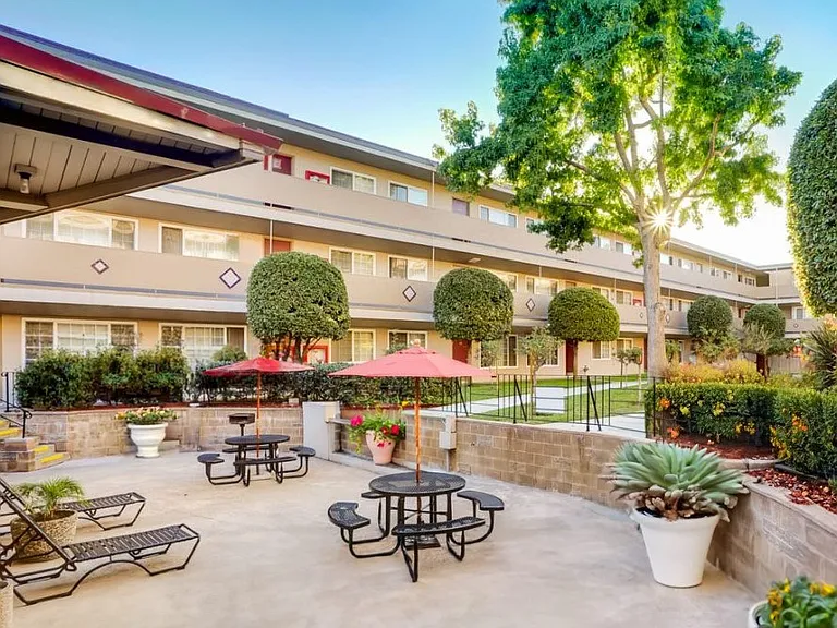 St Moritz Garden Apartments — Photo 14