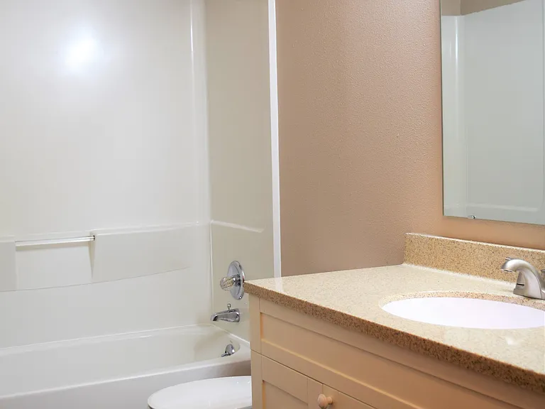 304 1st Ave SE #2 — Photo 5