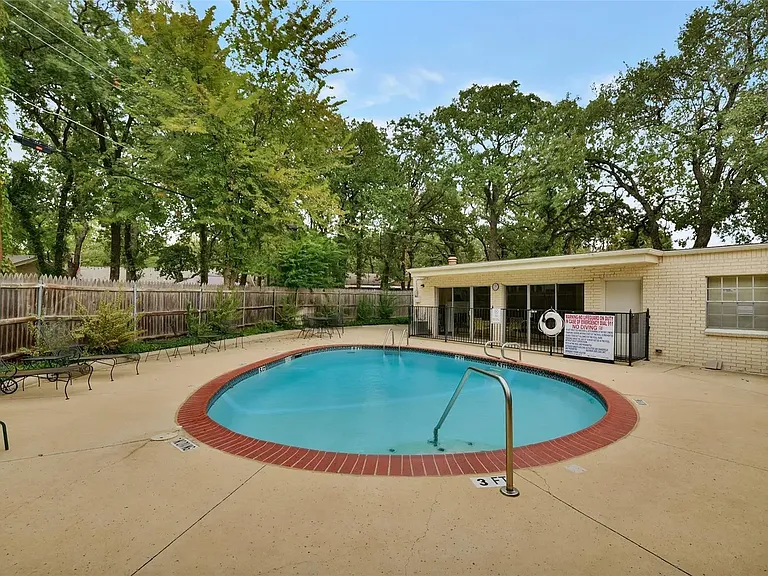 1401 Forest Edge Dr — Photo 15