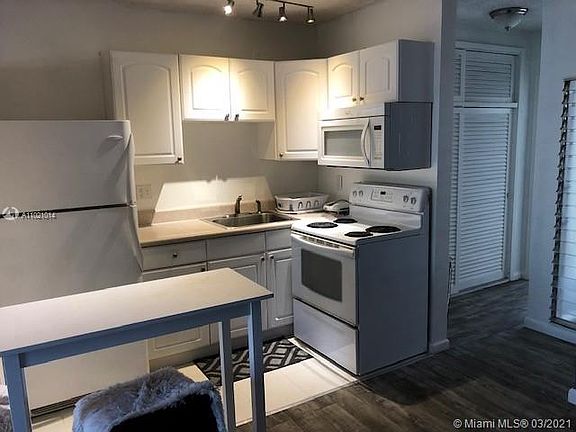 2nd image of 2716 NE 30th Pl #102C