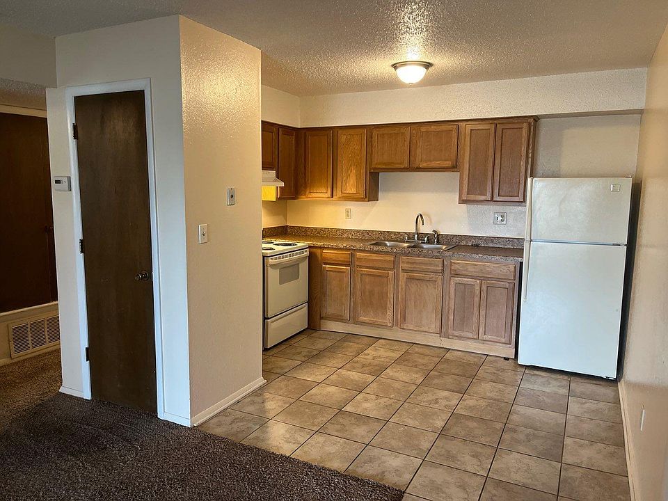 1st image of 3907 N Rockwell Ave #117