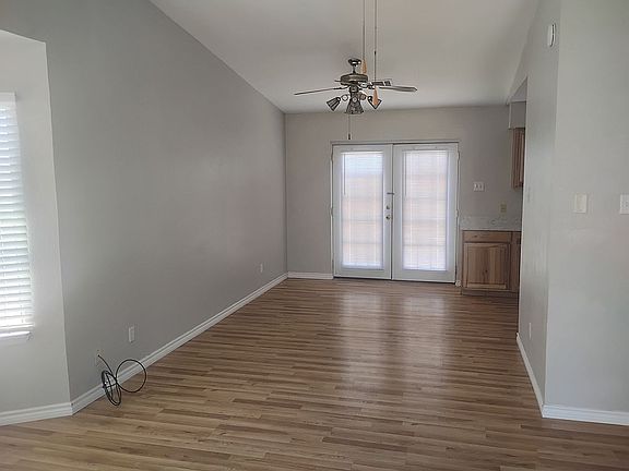 3rd image of 913 Hopi Rd