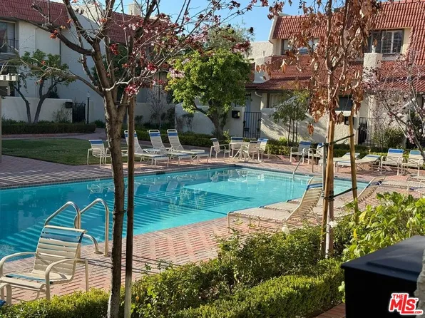22313 Erwin St, Los Angeles, CA 91367
