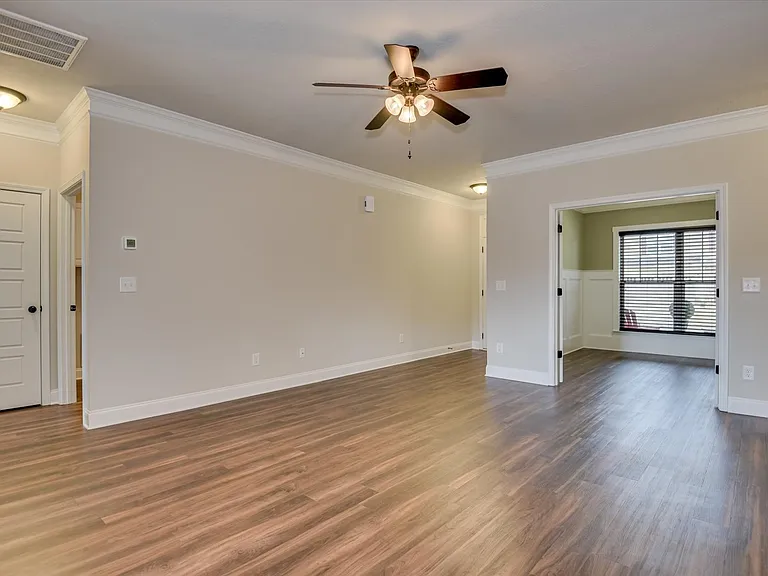 1030 Swan Ct — Photo 3