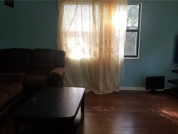 4th image of 3319 W Paris St
