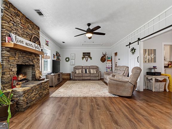 4th image of 63 Dunlap Cir