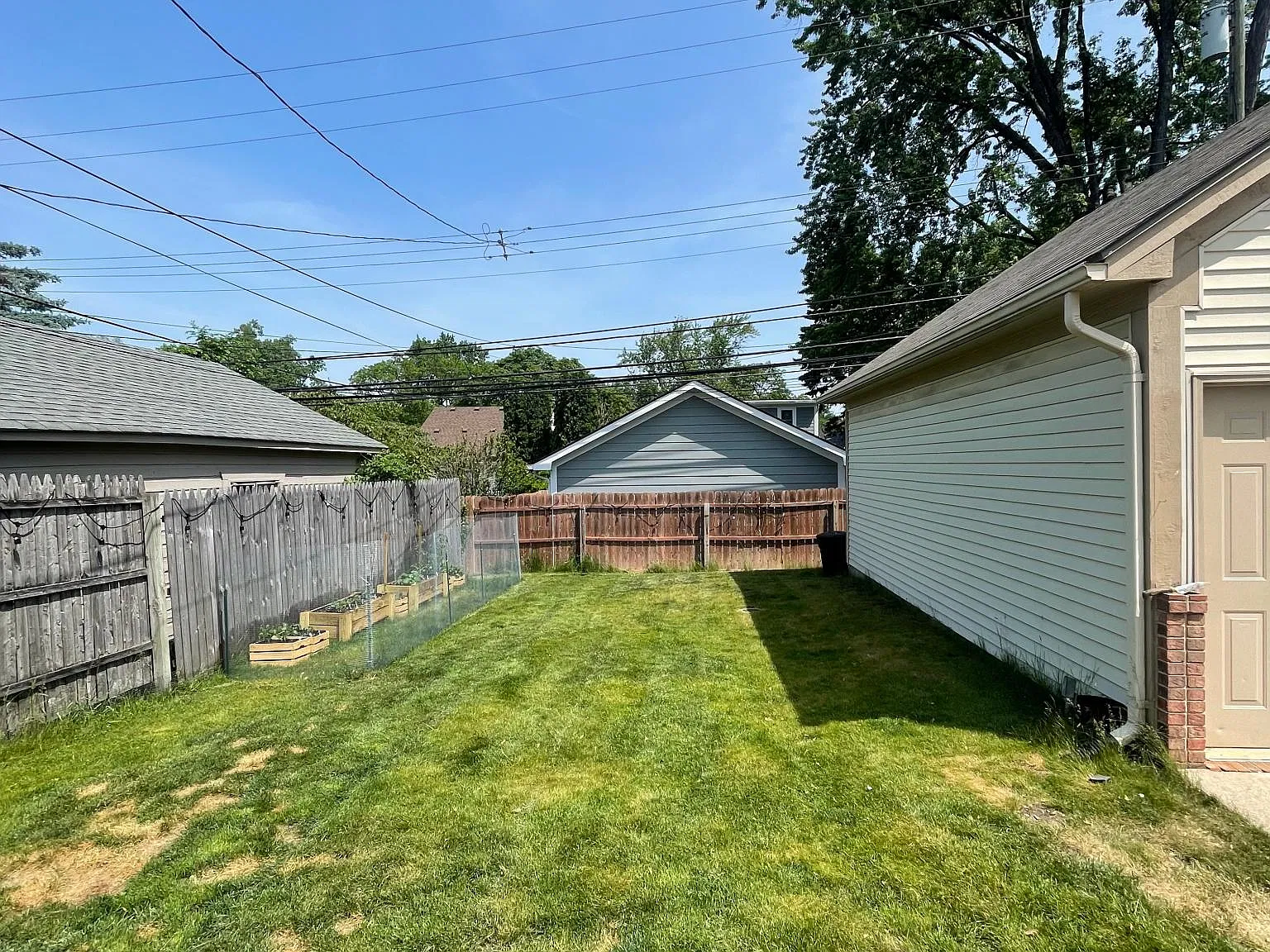 3 bed, 2300 sqft, $2,400 — Photo 2