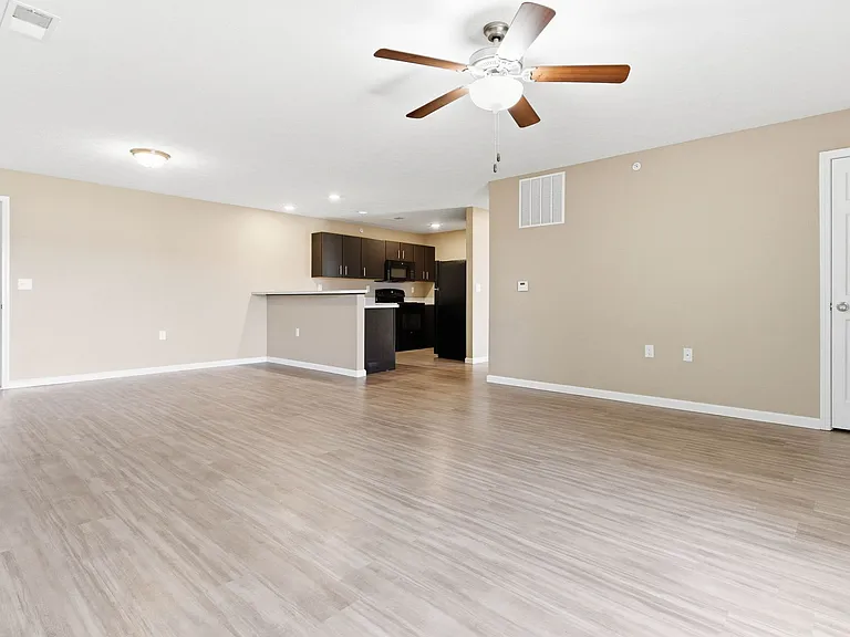 Greenbrier Apartments — Photo 73