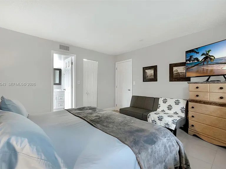 1001 NW 45th St #6 — Photo 15