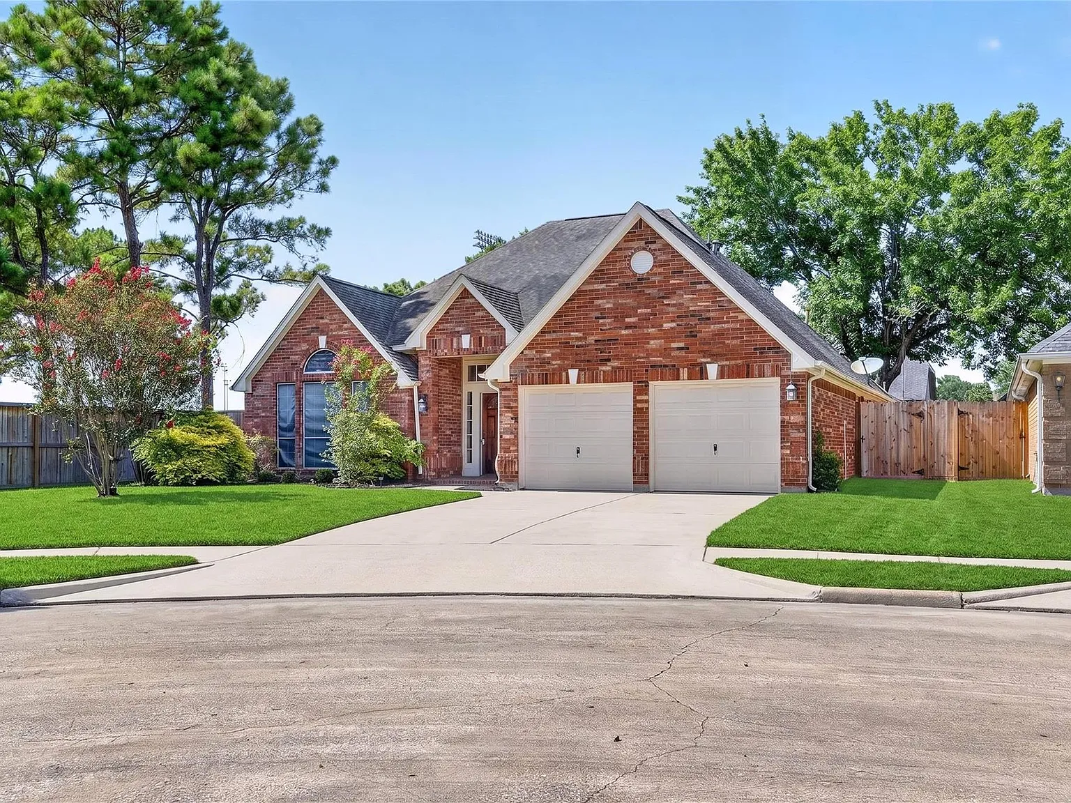 5 bed, 2.0 bath, 2406 sqft, $2,400 — Photo 4