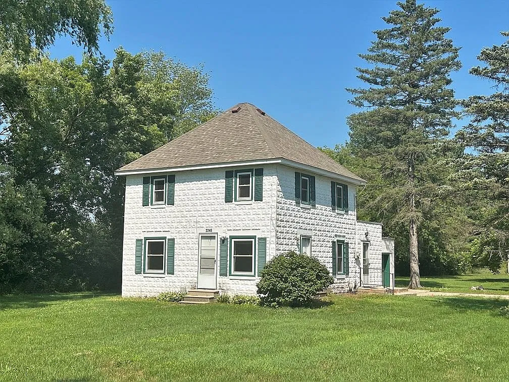 3 bed, 1.0 bath, 1300 sqft, $1,300 — Photo 1