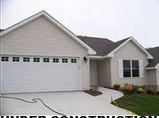 1658 Irish Woods Cir, Davenport, IA 52807