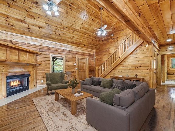 3rd image of 1384 Crystal Ln NE