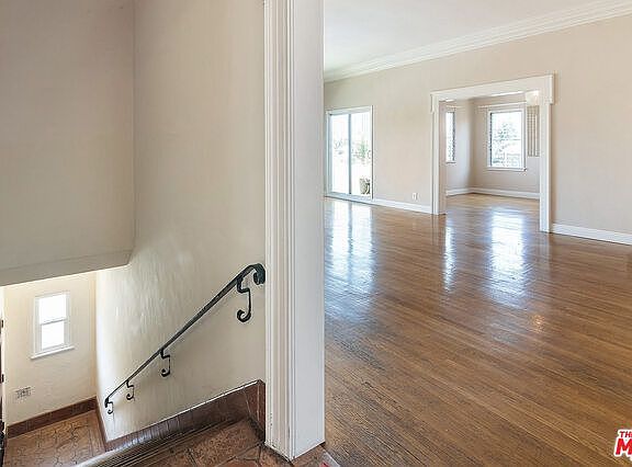 5th image of 932 S Curson Ave