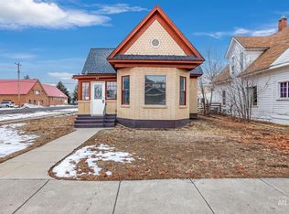 445 Montana St, Gooding, ID 83330