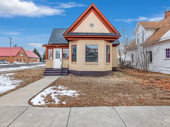 445 Montana St, Gooding, ID 83330