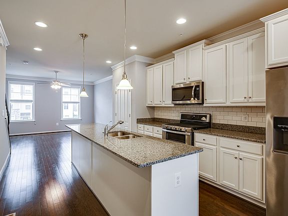 3rd image of 833 Jarrett Ln