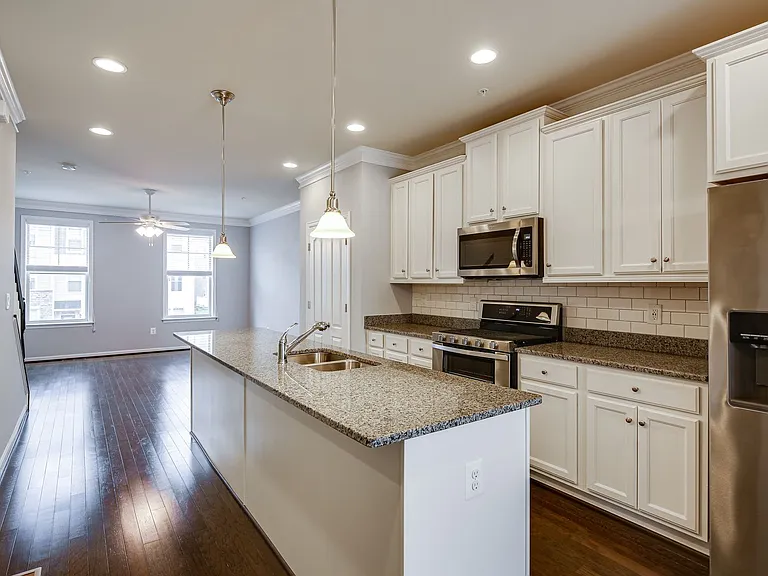 833 Jarrett Ln — Photo 3
