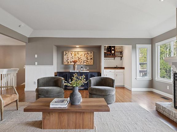 5th image of 239 Montura Way