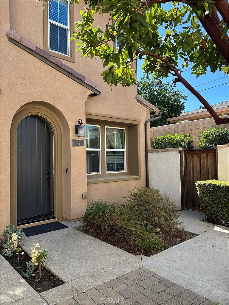 3 bed, 3.5 bath, 1740 sqft, $3,400 — Photo 1