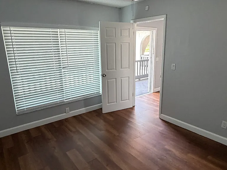 563 W Montrose St #19 — Photo 3