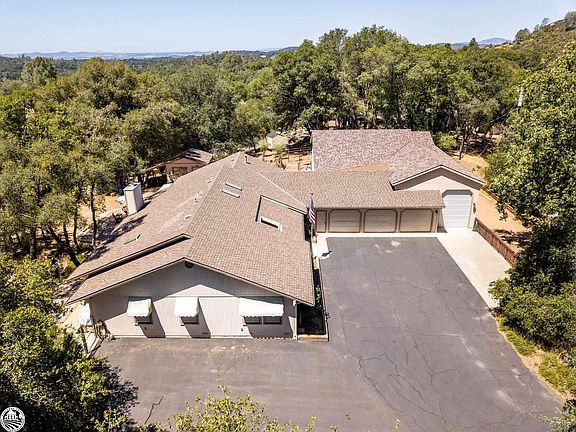 3rd image of 15801 Curtis Cir