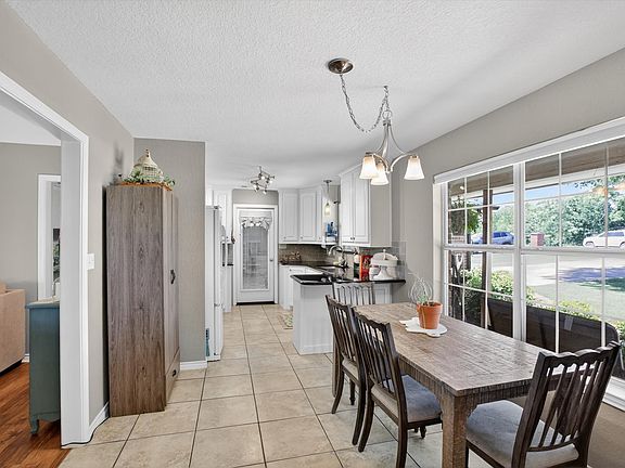 5th image of 310 Vista Dr