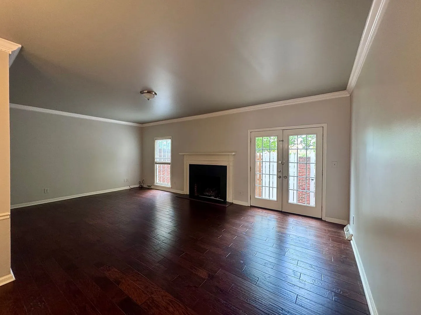 Shows Property — Photo 2