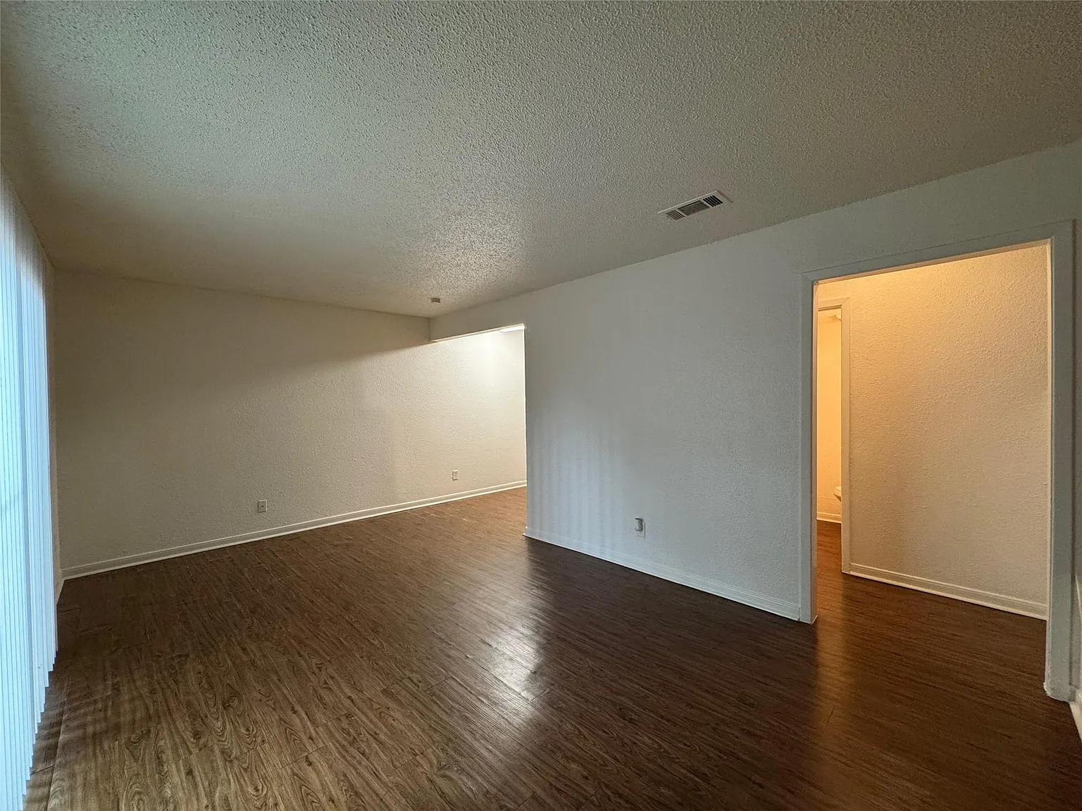 2 bed, 1.5 bath, 902 sqft, $1,358 — Photo 4
