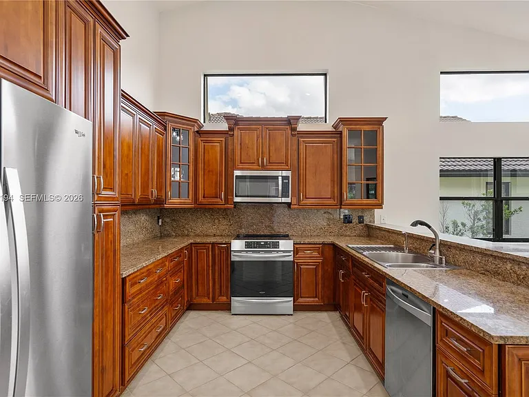 1087 Deerwood Ln — Photo 4