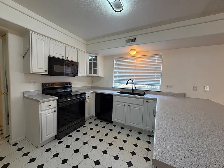 4054 Perth St — Photo 7