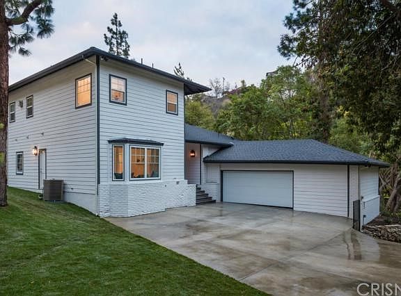 3rd image of 3761 Benedict Canyon Ln