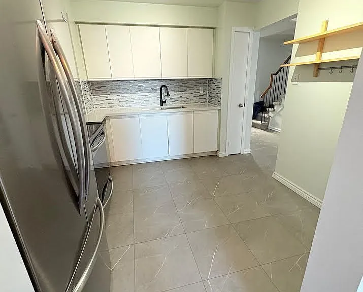 607 Gibney Cres — Photo 8