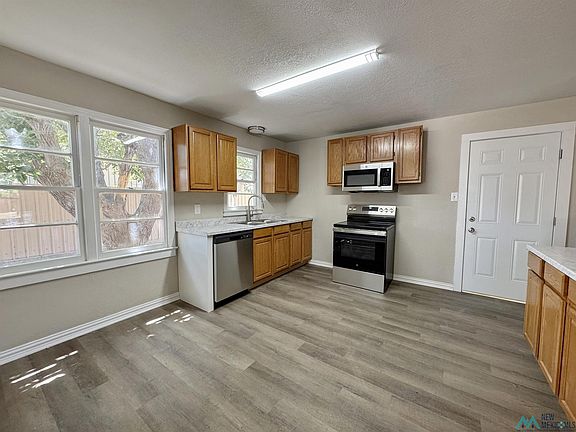 2nd image of 1109 N Spring St