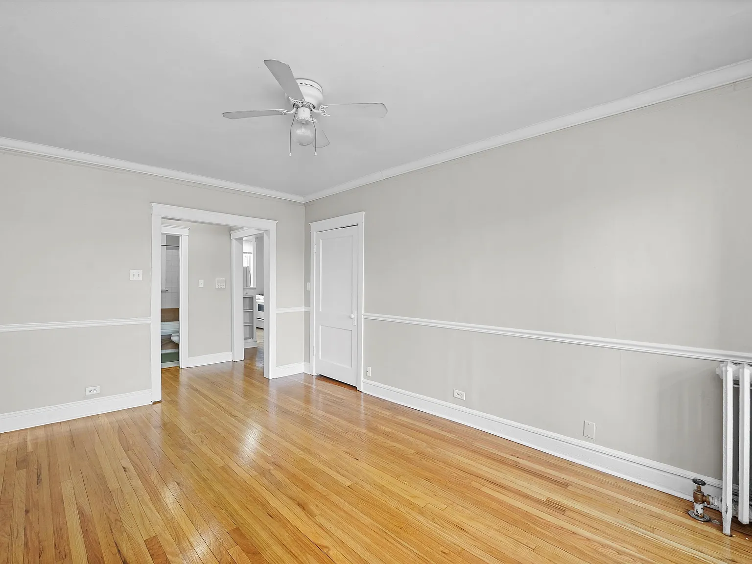 Spacious and Bright Top-Floor Forest Park Studio | Eat-In Kitchen | Heat Included | Near Blue Line — Photo 3
