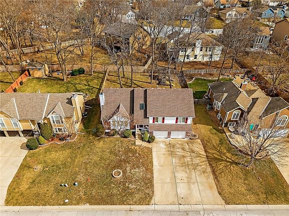 5th image of 905 NE Country Ln