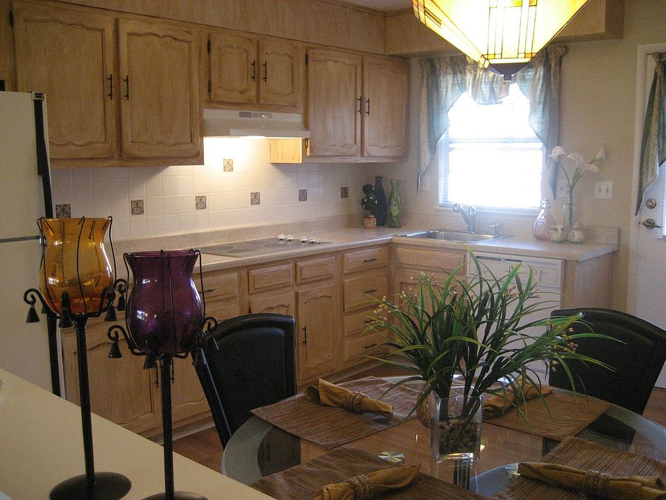 Eat in Kitchen Brand new Countertops,Tile Backsplash, Newer Appliances