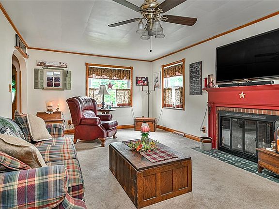 3rd image of 1060 Woodside Ave